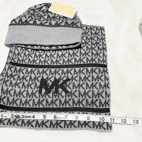 New MICHAEL KORS MK Logo Cuffed Beanie Hat & Scarf Set - Picture 12 of 12